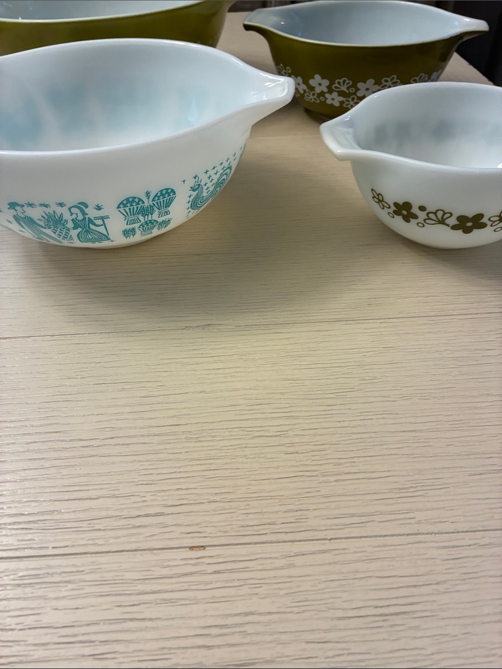 4-Piece Vintage Pyrex Cinderella bowls/Green and one Med Amish Butterprint - Picture 5 of 13
